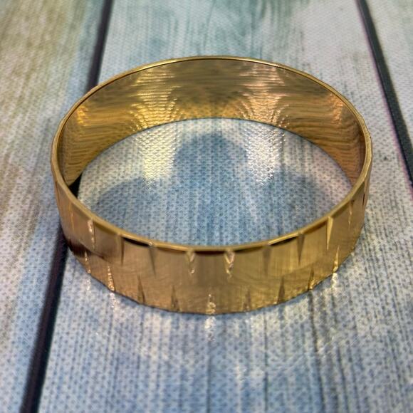 Monet Bangle Bracelet Wide Chunky Etched Gold Metal Vintage 80s Retro Signed - Picture 7 of 10